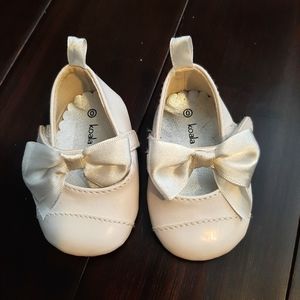 NWOT Koala baby size 0 newborn baby girl dress shoe white with bow on top